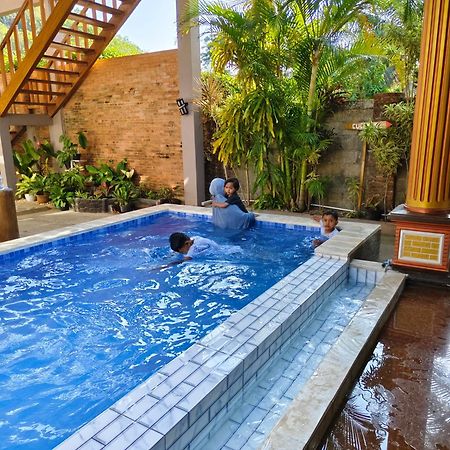 ホテル Arrys Watukarung Surfcamp Kalak エクステリア 写真