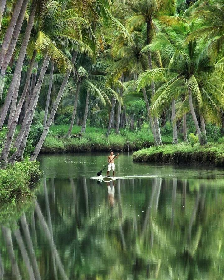 ホテル Arrys Watukarung Surfcamp Kalak エクステリア 写真