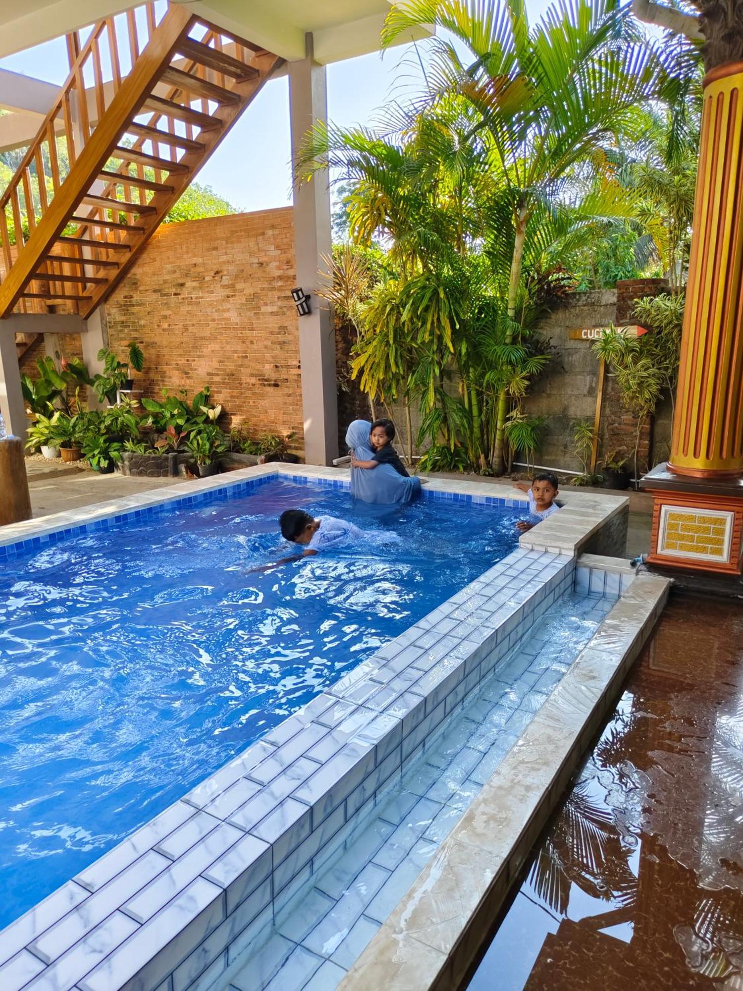 ホテル Arrys Watukarung Surfcamp Kalak エクステリア 写真