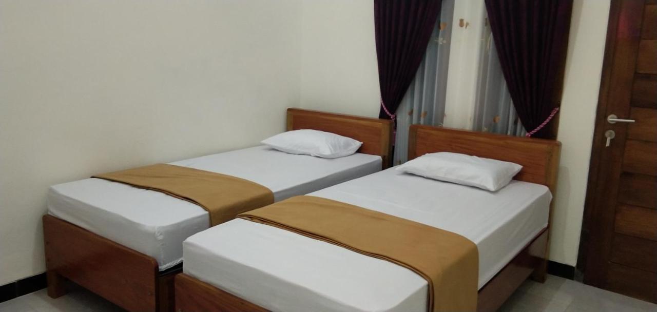 ホテル Arrys Watukarung Surfcamp Kalak エクステリア 写真