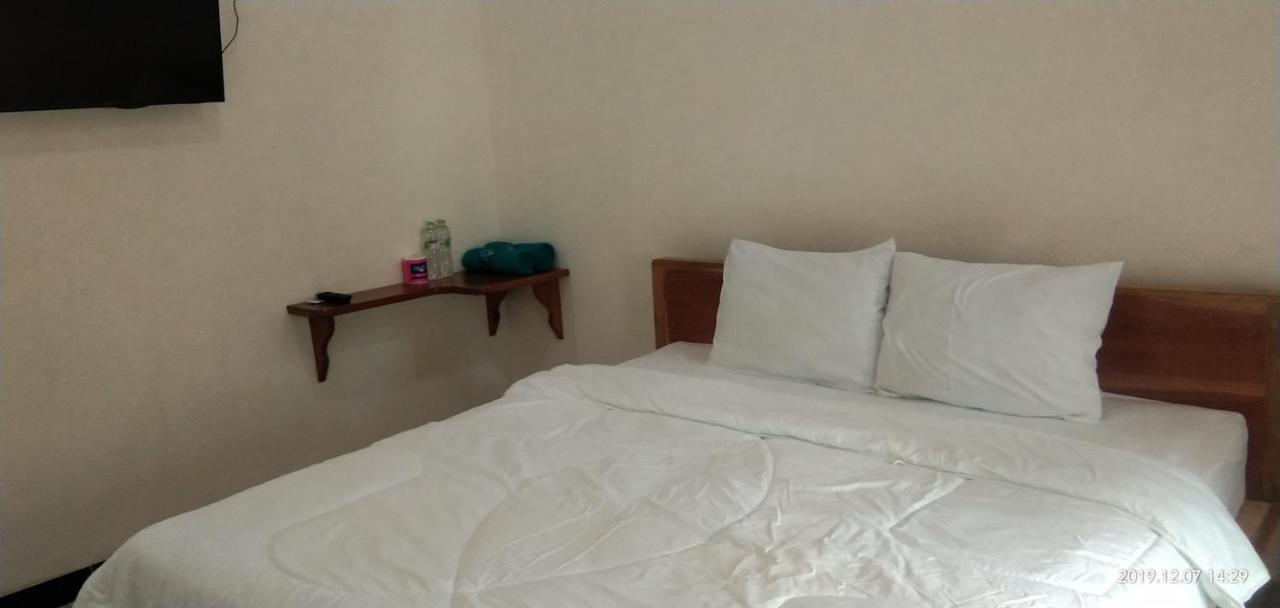 ホテル Arrys Watukarung Surfcamp Kalak エクステリア 写真