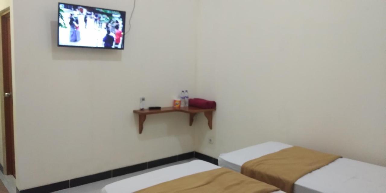 ホテル Arrys Watukarung Surfcamp Kalak エクステリア 写真