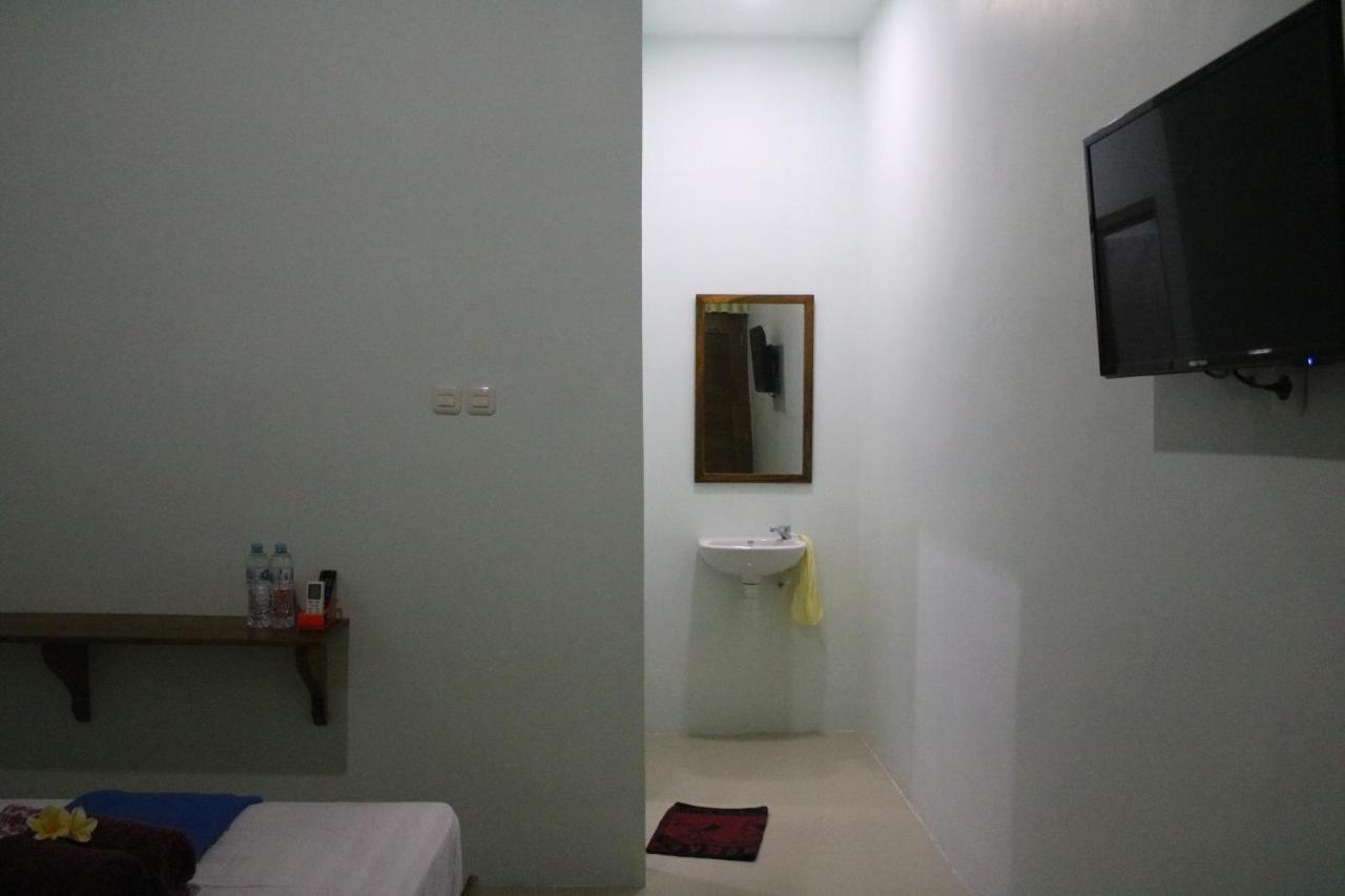 ホテル Arrys Watukarung Surfcamp Kalak エクステリア 写真