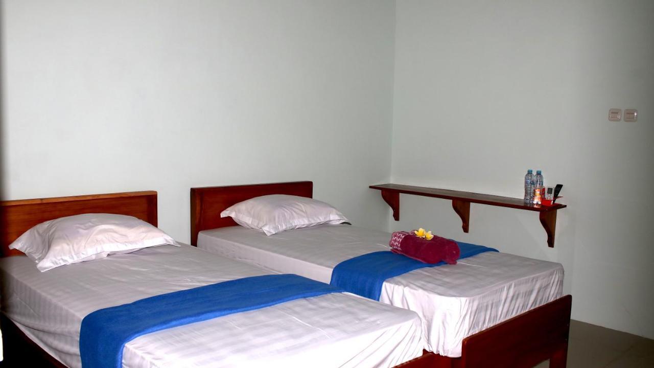 ホテル Arrys Watukarung Surfcamp Kalak エクステリア 写真