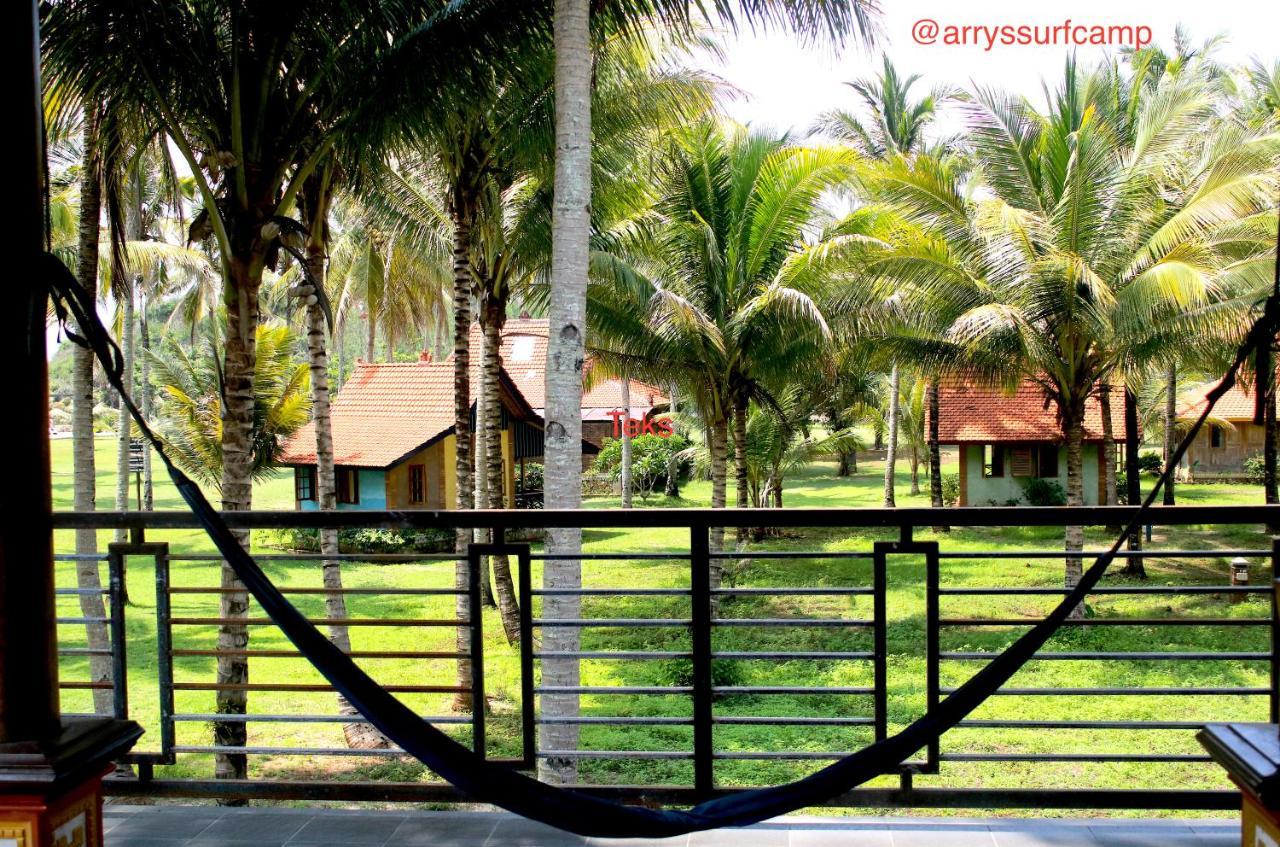ホテル Arrys Watukarung Surfcamp Kalak エクステリア 写真